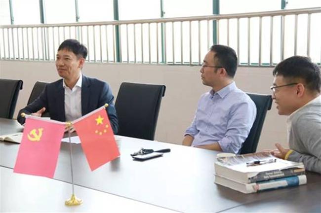 图片包含 人员, 餐桌, 室内, 窗户描述已自动生成