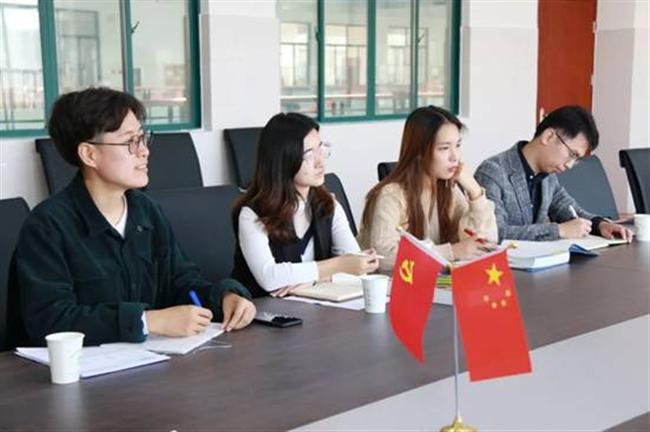 图片包含 餐桌, 人员, 室内, 就坐描述已自动生成