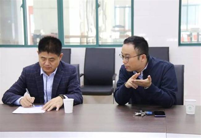 图片包含 餐桌, 人员, 室内, 窗户描述已自动生成