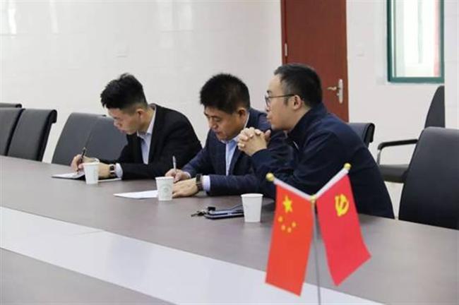 图片包含 室内, 餐桌, 墙壁, 人员描述已自动生成