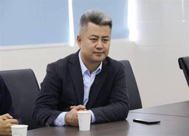 图片包含 人员, 室内, 餐桌, 就坐描述已自动生成