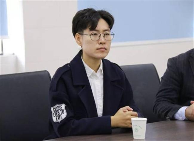 图片包含 人员, 餐桌, 室内, 墙壁描述已自动生成