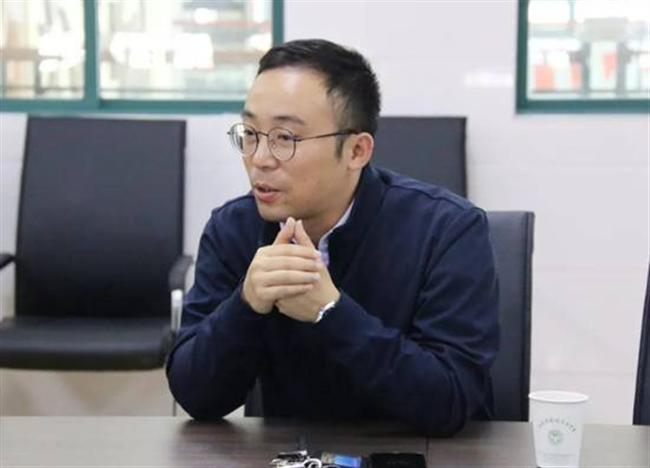 图片包含 人员, 室内, 男士, 就坐描述已自动生成