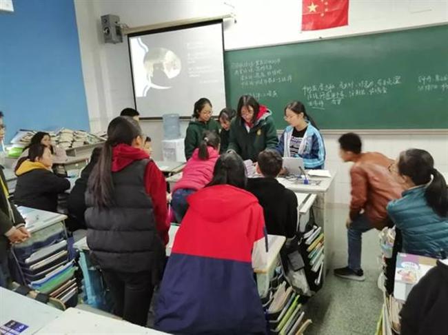 A group of people in a room

Description automatically generated