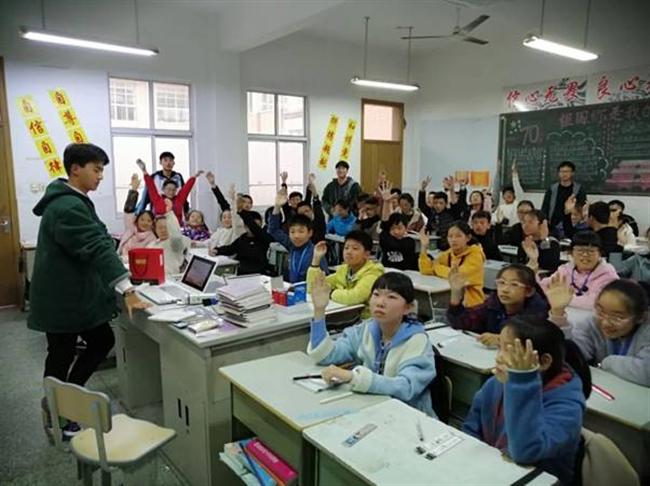 A group of people in a room

Description automatically generated