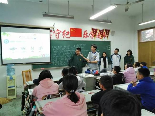 A group of people in a room

Description automatically generated