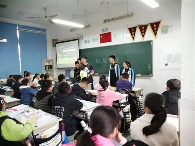 A group of people in a room

Description automatically generated