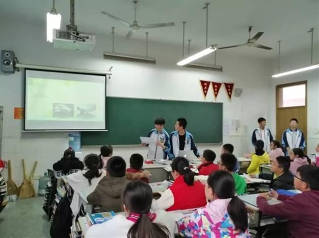 A group of people in a room

Description automatically generated