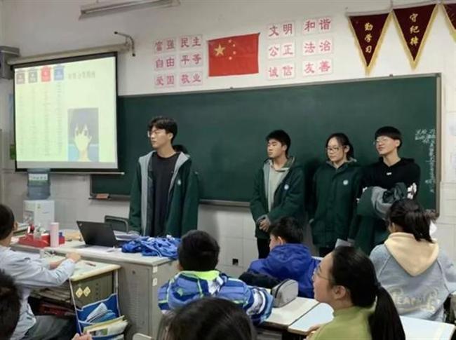 A group of people in a room

Description automatically generated