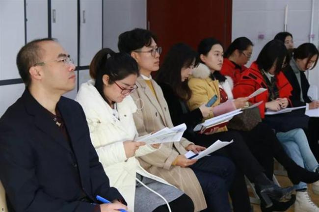 A group of people sitting in a room

Description automatically generated