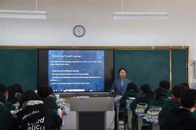 A group of people in a room

Description automatically generated